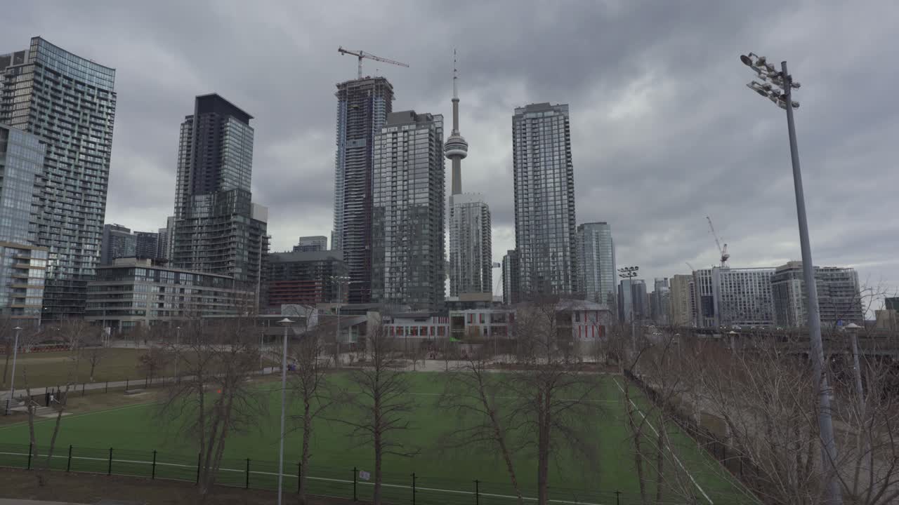 campo de deportes y escuela con vistas al horizonte del centro de toronto