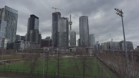 Campo-Deportivo-Y-Escuela-Con-Vistas-Al-Horizonte-Del-Centro-De-Toronto.