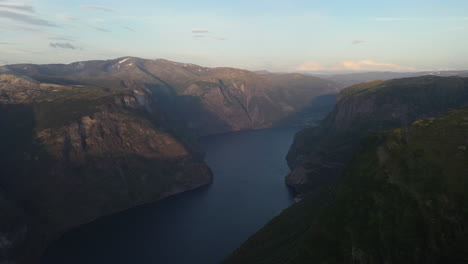 Drohne-Schoss-über-Die-Steilen-Berge-Im-Aurlandsfjord-Mit-Blick-Auf-Das-Dorf-Undredal-Und-Die-Kleine-Stadt-Aurland