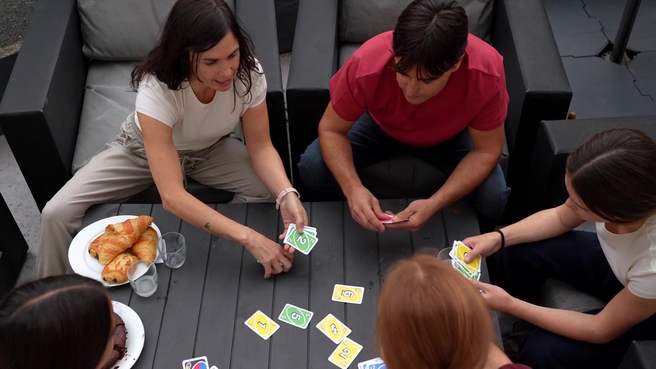 Gruppo di Amici che Giocano a Carte Insieme all'Aperto