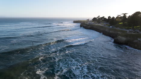 Vista-Aérea-De-La-Playa-De-Santa-Cruz-California-Con-Punto-De-Faro-Y-Surfistas-Filmados-En-4k-De-Alta-Resolución