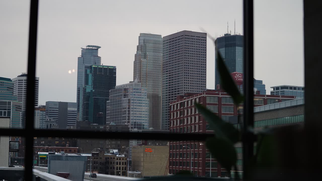 Horizonte da cidade de Minneapolis através das janelas de um edifício de condomínio no centro da cidade.