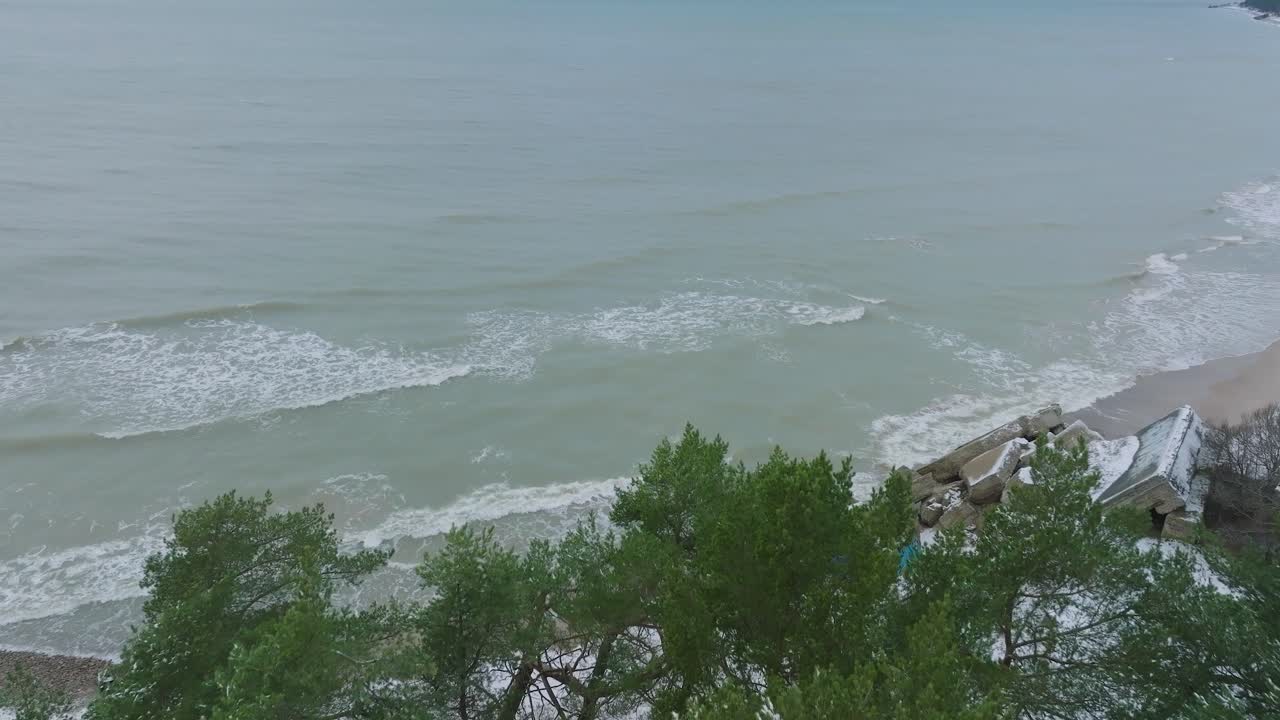 발트해 해변의 카로스타 북부 요새에서 버려진 해변 요새 건물의 공중 설정, 흐린 겨울날, 넓은 드론 샷 앞으로 이동