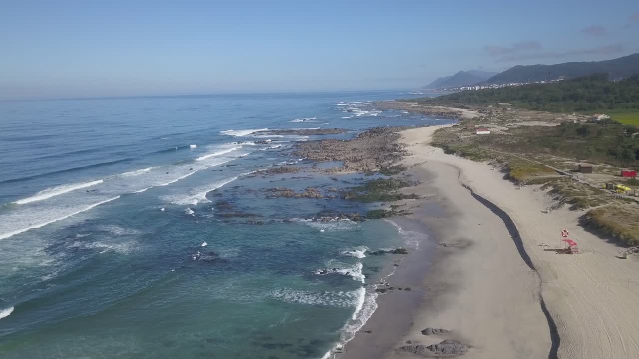 vista aérea directamente sobre las suaves olas del océano rompiendo en la arena en afife, portugal