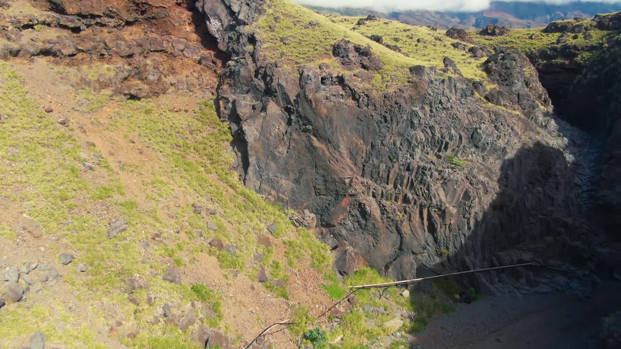 하와이의 마우이에 있는 마나와이누이 골치 (manawainui gulch) 에 있는 푸른 산의 풍경.