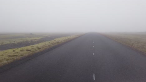 在南冰島的道路上,在<unk>氣的霧<unk>天氣下