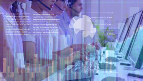 procesamiento de datos estadísticos contra un equipo de ejecutivos de atención al cliente que utilizan computadora en la oficina