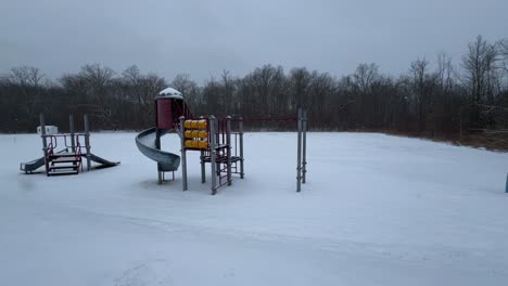 Aufnahmen-Von-Schneefall-In-Zeitlupe-In-Einem-Kleinen-Alten-Park-In-Einem-Vorort-Von-New-York-Während-Eines-Nordostens