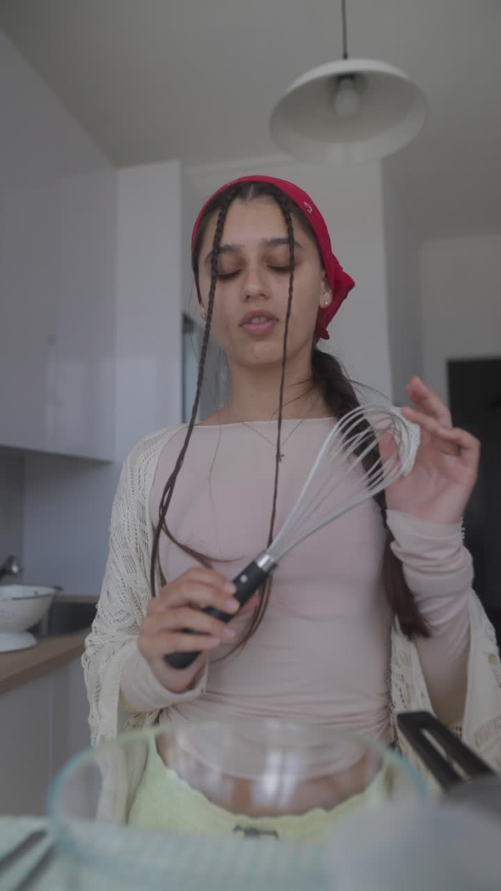 adolescente cocinando en la cocina