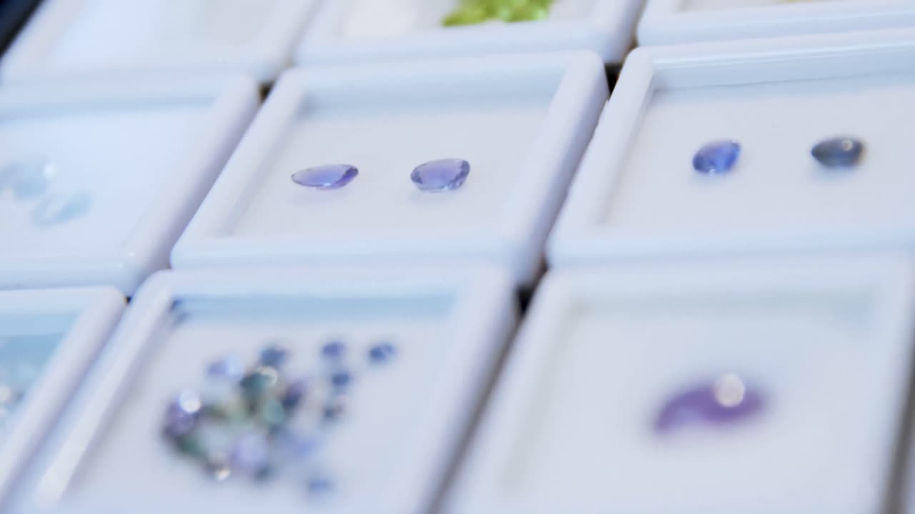 박스 4k에 있는 보석의 품종