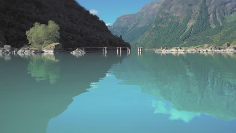 Un-Viejo-Puente-En-Ruinas-Entre-Montículos-Rocosos-En-El-Lago-Lönvatnet