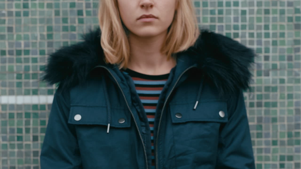 스마트폰으로 문자 메시지를 보내는 젊은 여성, 온라인에서 소셜 미디어 메시지를 듣고 도시에서 기다리고 있습니다.