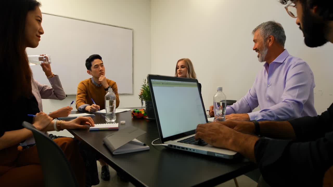 Colegas de trabalho interagindo em sala de reunião 4k