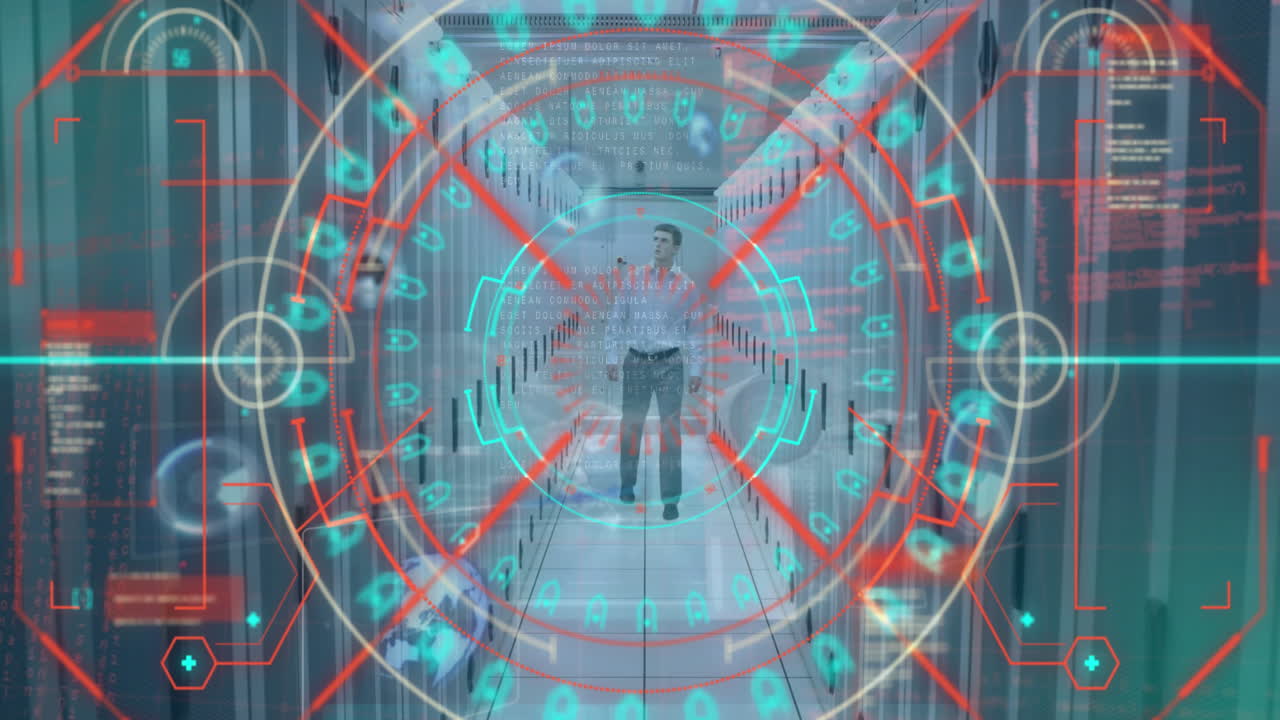 animación de un escáner redondo de neón girando contra un ingeniero caucásico caminando en la sala del servidor