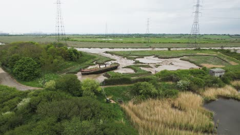 Wat-Tyler-Erodiertes-Sumpfland-Mit-Verfallenden-Verlassenen-Fischerbooten,-Die-An-Flussufern-Festgemacht-Sind-Und-Die-Luftaufnahme-Umkreisen