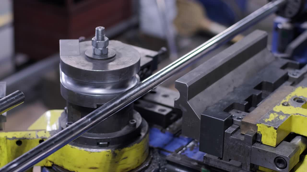 máquina de equipamiento industrial para la flexión de tubos metálicos en la fábrica. máquina automática de metalurgia para el torneado electrónico de tubos de metal y la flexión en frío en la sala industrial en la planta de fabricación