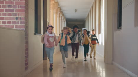 Escuela,-Tomados-De-La-Mano-Y-Niños-En-El-Pasillo