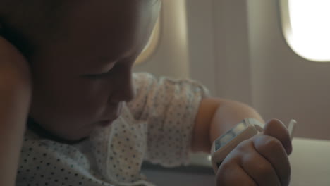 niño pequeño en reloj inteligente