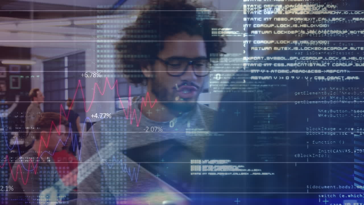 animación del procesamiento de datos financieros sobre diversas personas de negocios que usan tablets en la oficina