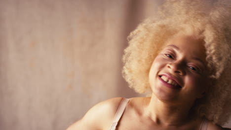 retrato de estudio de una mujer albina natural y segura en ropa interior que promueve la positividad corporal