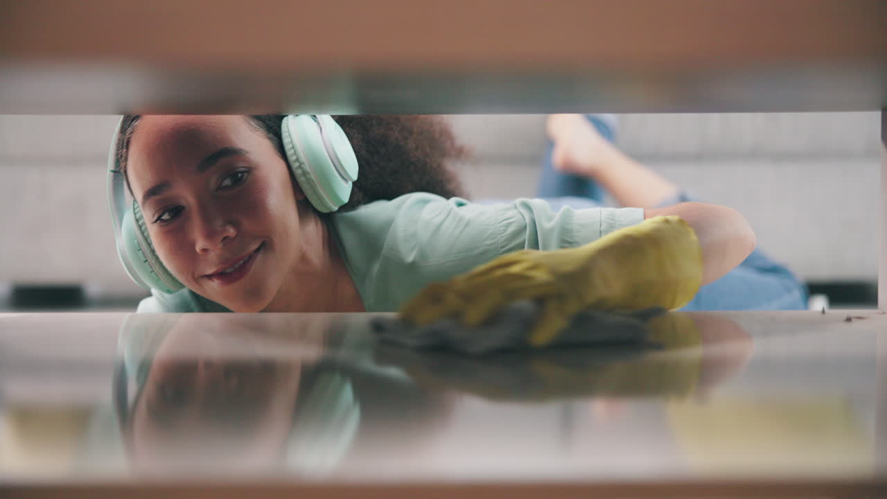 청소, 더러움 및 가구와 함께 생활하는 여성