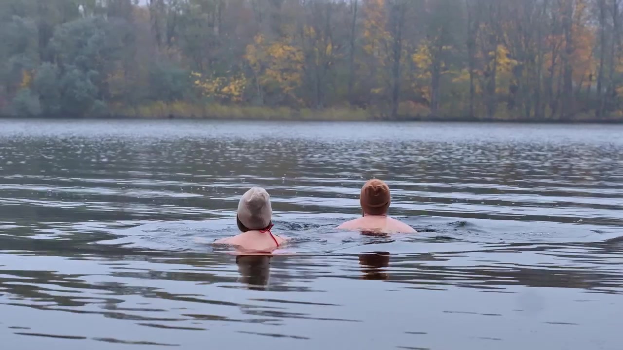 Nageurs d'automne dans une rivière calme, illustrant le lien paisible avec la nature, 4K.