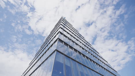 edificio de la pirámide moderna contra un cielo nublado