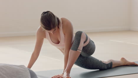 Yoga-Kurs,-Schöne-Junge-Frau,-Die-Sich-Dehnt,-Posen-übt-Und-Sich-Beim-Aufwärmen-Auf-Das-Training-Im-Fitnessstudio-Vorbereitet