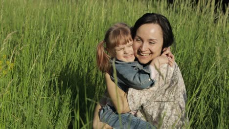 Una-Familia-En-El-Parque-Se-Quita-Las-Máscaras-Médicas-Después-Del-Fin-De-La-Cuarentena-Por-La-Pandemia-De-Coronavirus