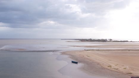 Imágenes-Aéreas-De-Drones-Capturan-Una-Playa-De-Arena-Húmeda-Durante-La-Marea-Baja-En-Colombia,-Con-Una-Impresionante-Puesta-De-Sol-De-Fondo