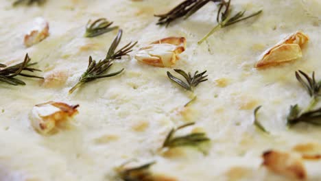 pan de ajo con romero adornado