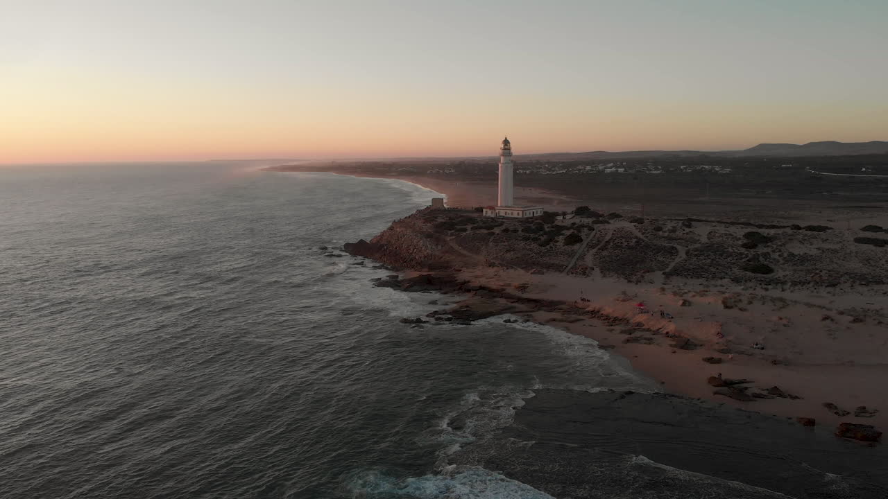 vista aérea del faro de cabo trafalgar al atardecer