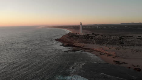 Luftaufnahme-Des-Leuchtturms-Von-Cape-Trafalgar-Bei-Sonnenuntergang