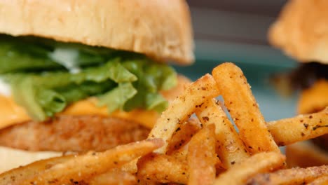 Nahaufnahme-Einer-Pfanne-Mit-Pommes-Frites,-Fleischfreiem-Hähnchenburger-Und-Käseburger