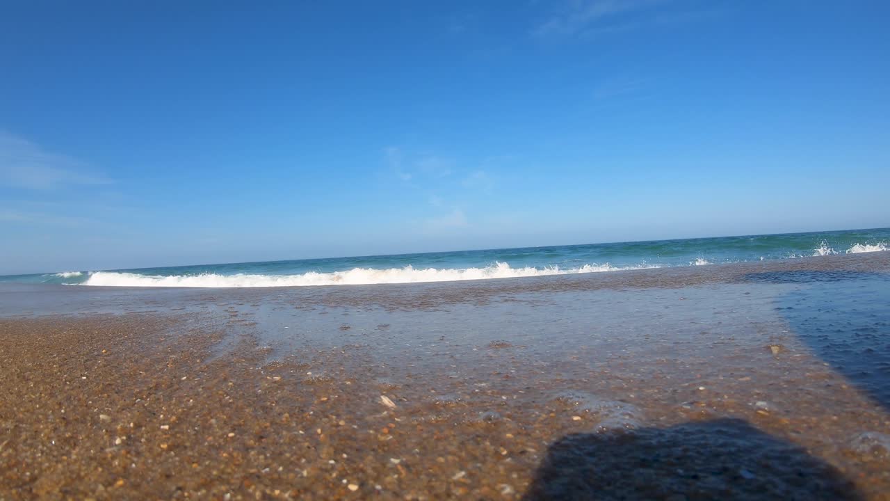 아름다운 여름날 파도가 밀려와 당신을 거의 휩쓸어가는 것을 지켜보고 있습니다.