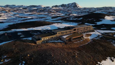 Toma-Aérea-Del-Hotel-Foss-En-Islandia-Durante-El-Invierno-Y-El-Amanecer.