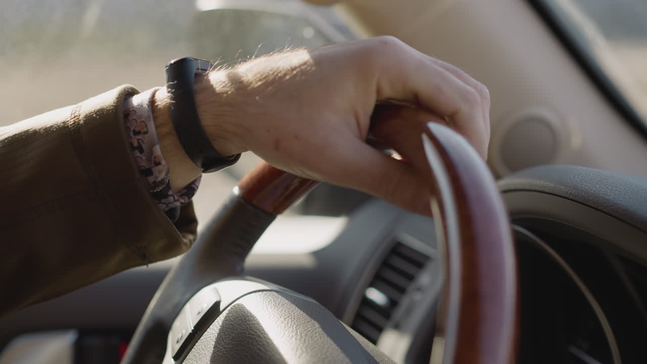 persona conduce un coche y comprueba el tiempo con un reloj de pulsera inteligente