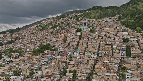 medellin colombia aerial v43 flyover 13 de noviembre cuesta arriba a lo largo del cable de góndola, el avión no tripulado da la vuelta capturando la comuna 8, villa hermosa y el centro de la ciudad - filmado con mavic 3 cine - noviembre 2023