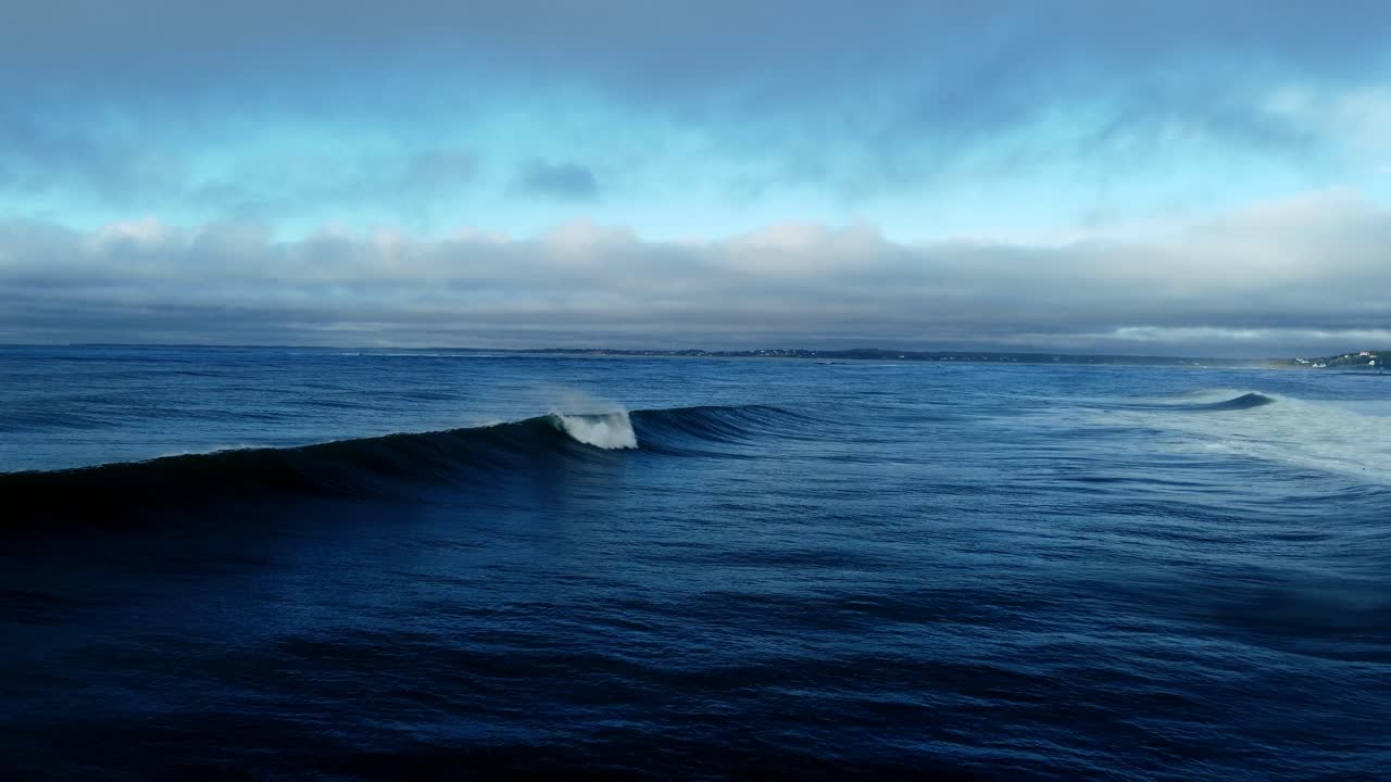 una toma de un dron de las olas que se estrellan en la playa de larencetown en la costa este de canadá