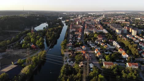 antena sobre trollhättan en suecia con la luz del sol perfecta