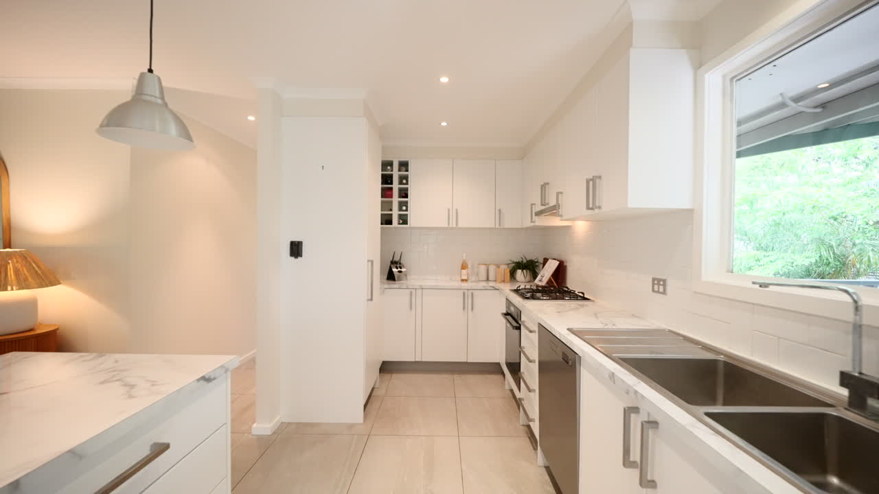 화려한 스테인리스 스 가전제품과 함께 화려한 하 카운터과 현대 현대 ktichen