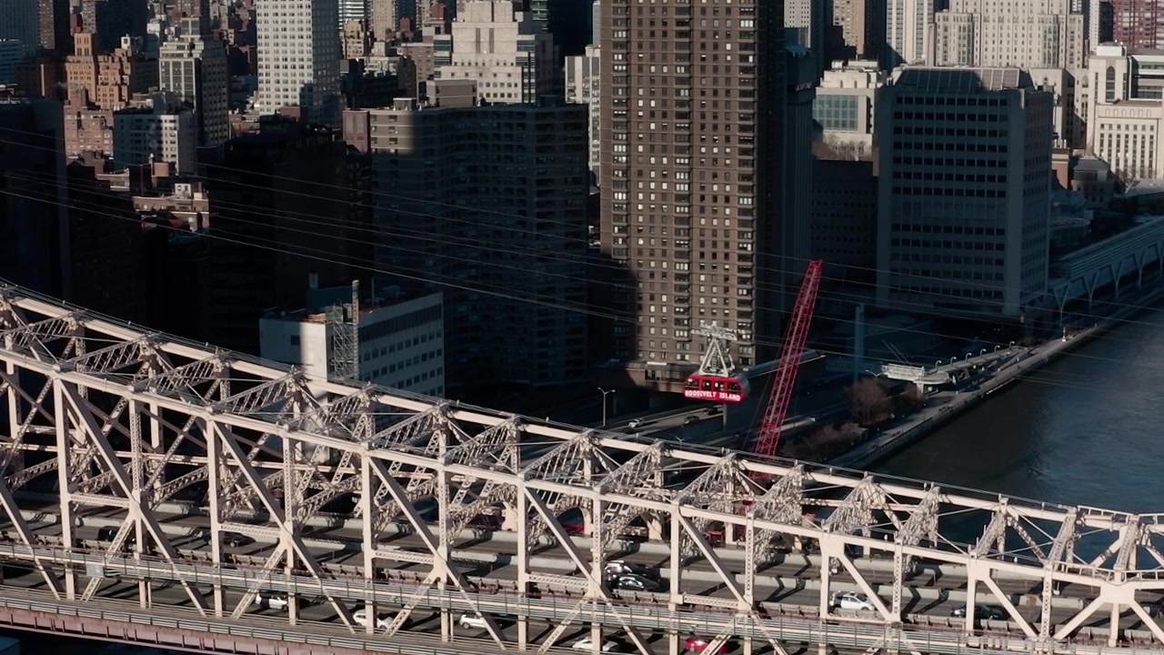 Vue du téléphérique de Roosevelt Island au-dessus de l'East River à New York.