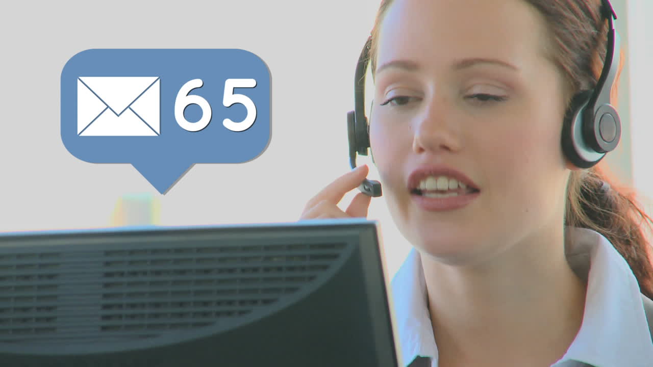 представитель колл-центра и иконка почты