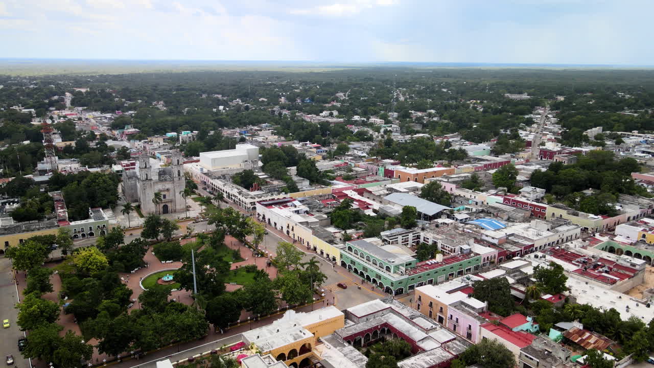toma aérea del parque principal en valladolid yucatan mexico