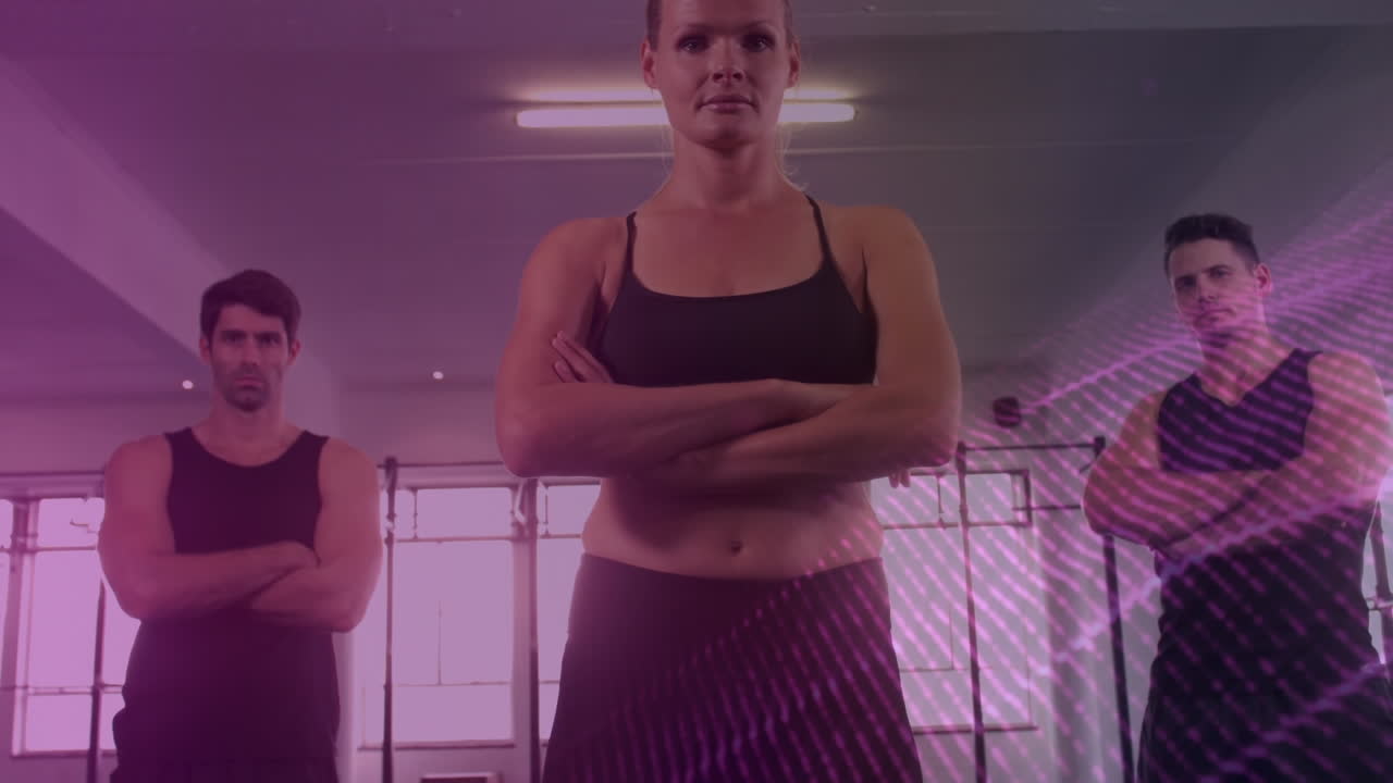 animación de senderos de luz sobre diversas personas en el gimnasio