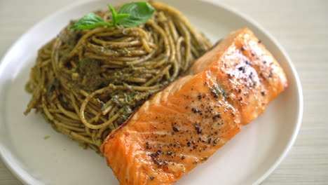 Pasta-De-Espagueti-Al-Pesto-Casera-Con-Salmón-A-La-Parrilla---Estilo-De-Comida-Italiana