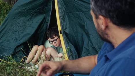 niños dentro de una tienda de campamento