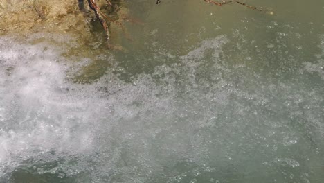 agua cristalina que emerge de un manantial caliente