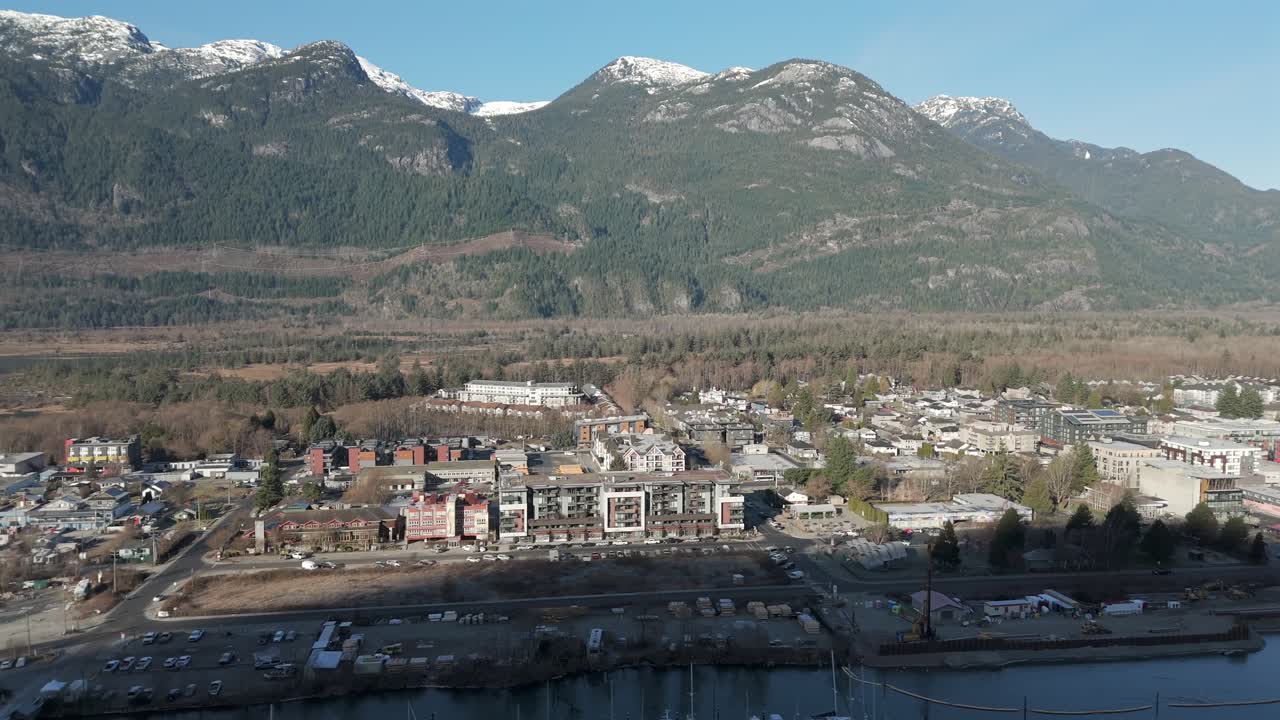 Veduta aerea di Squamish, una città nella Columbia Britannica, Canada - Ripresa da drone.