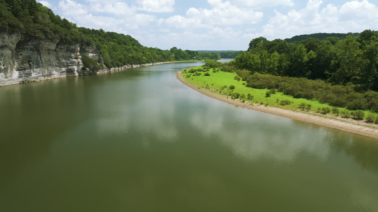 бовер-лейк, арканзас, показывает пышный зеленый ландшафт и спокойные воды под голубым небом, взгляд с воздуха